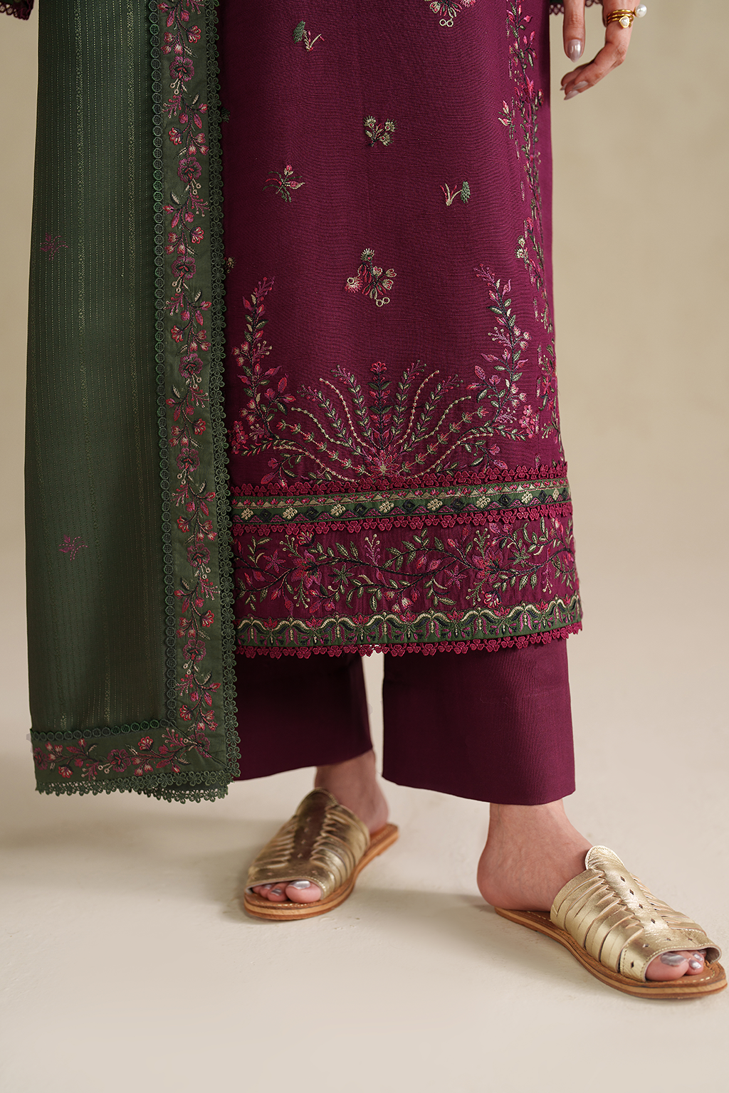 IZNIK WINTER EMBROIDERED 3 PC SUIT WITH EMBROIDERED SHAWL