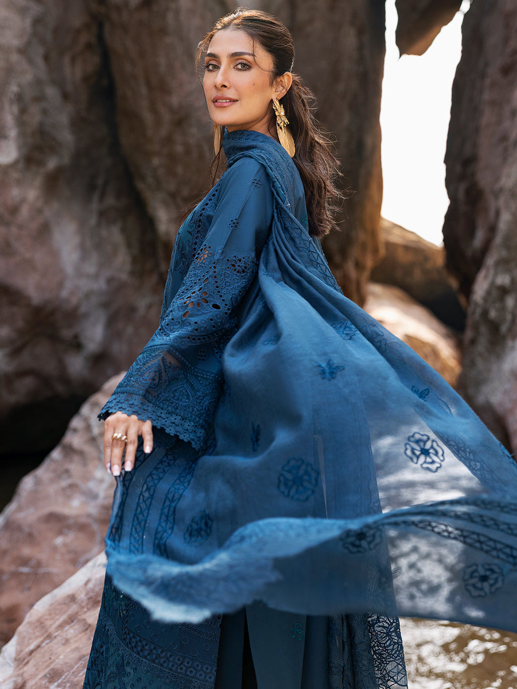 MAHNUR LUXURY LAWN EMBROIDERED 3 PC WITH EMBROIDERED DUPPATA
