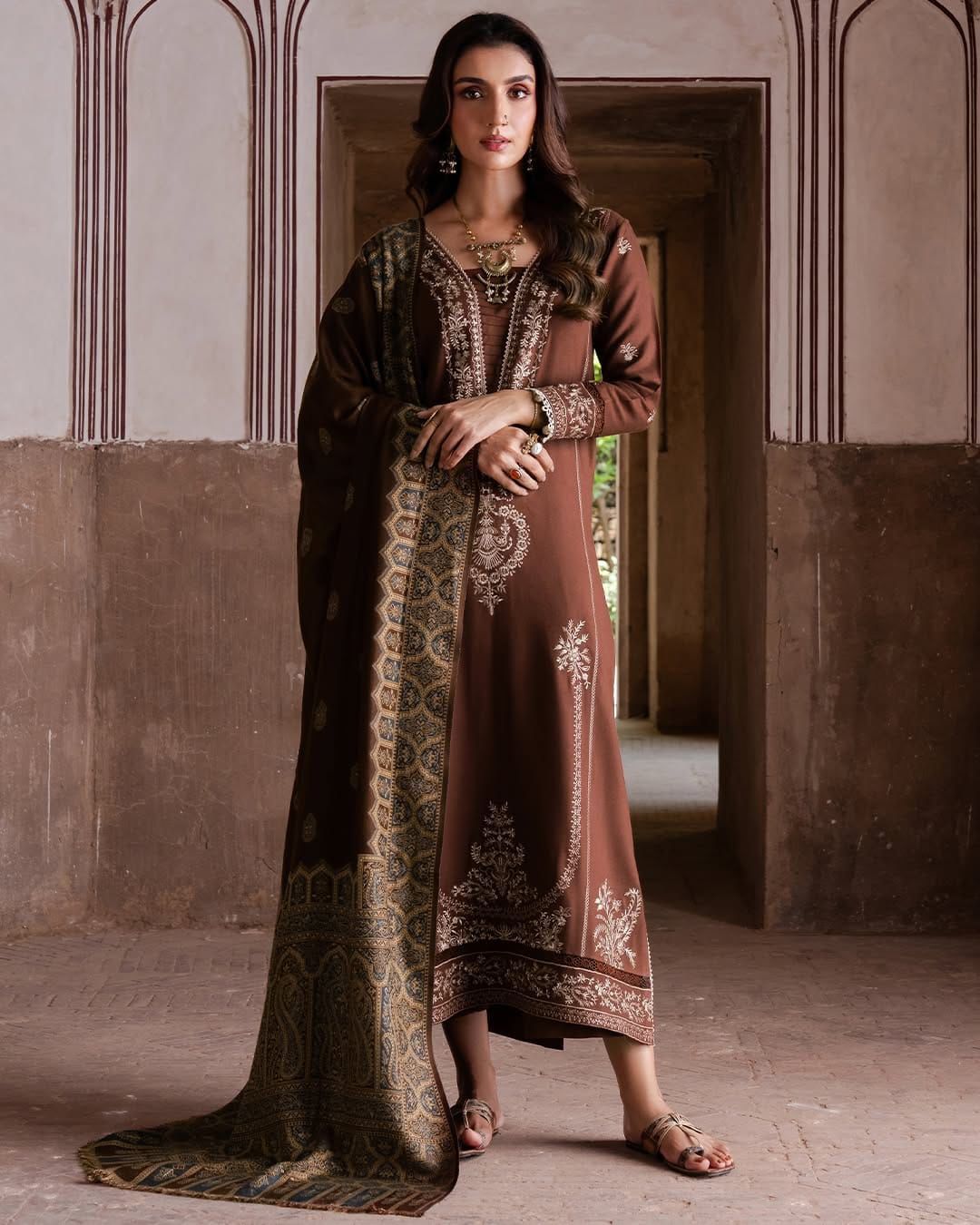 IZEL PREMUIM EMBROIDERED LAWN 3 PC