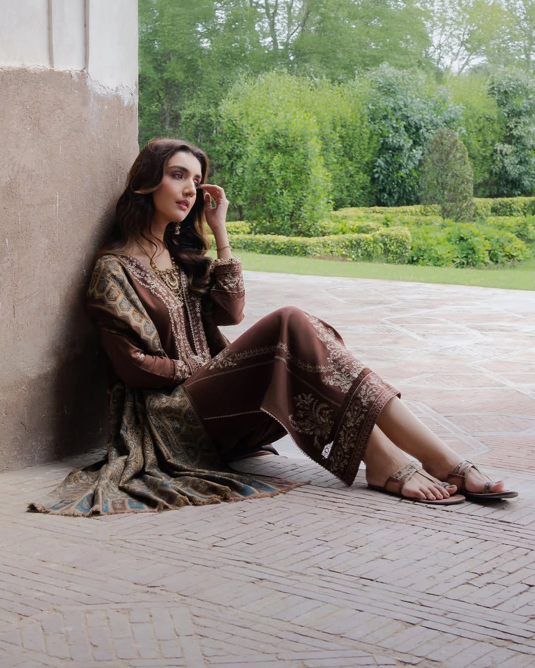 IZEL PREMUIM EMBROIDERED LAWN 3 PC