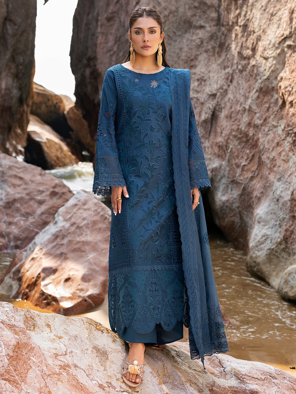 MAHNUR LUXURY LAWN EMBROIDERED 3 PC WITH EMBROIDERED DUPPATA