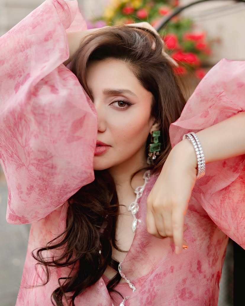 MAHIRA KHAN ORGANZA LUXURY EMBROIDERED SUIT WITH CUTWORK